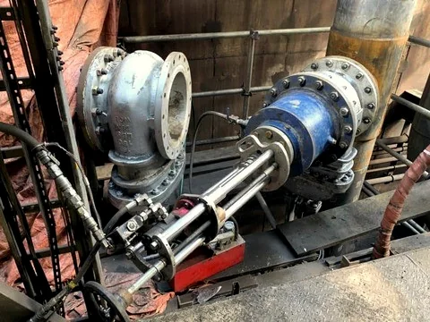 Derivação especial com flanges e válvula em equipamento industrial