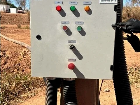 Equipamento e painel de controle instalados em obra de tubulação em campo