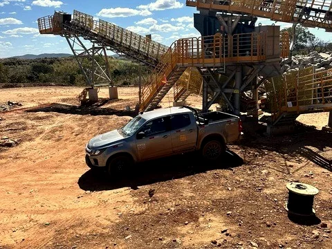 Transportador metálico sendo montado em pátio industrial