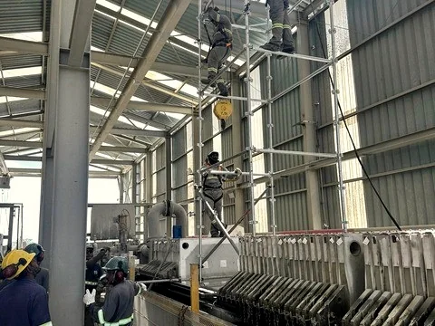 Montagem de conjunto metálico no interior de planta industrial