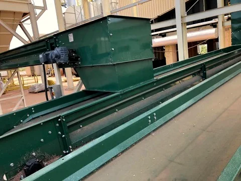 Transportador de correia instalado e alinhado em planta industrial