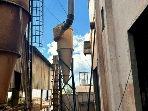 Silos e sistema de exaustão montados em unidade de armazenagem