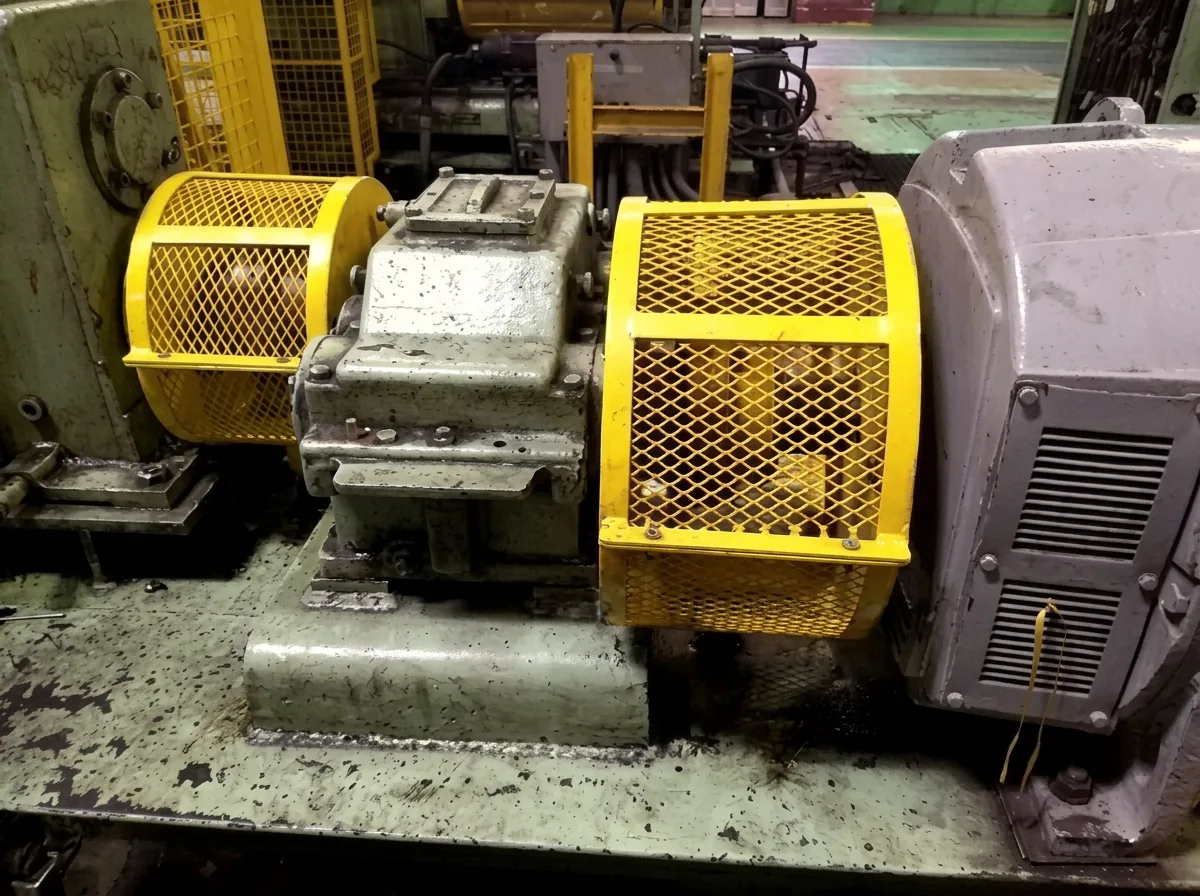 Proteções de máquina em amarelo de segurança, padrão NR12