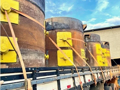 Conjuntos recuperados amarrados sobre carroceria para transporte