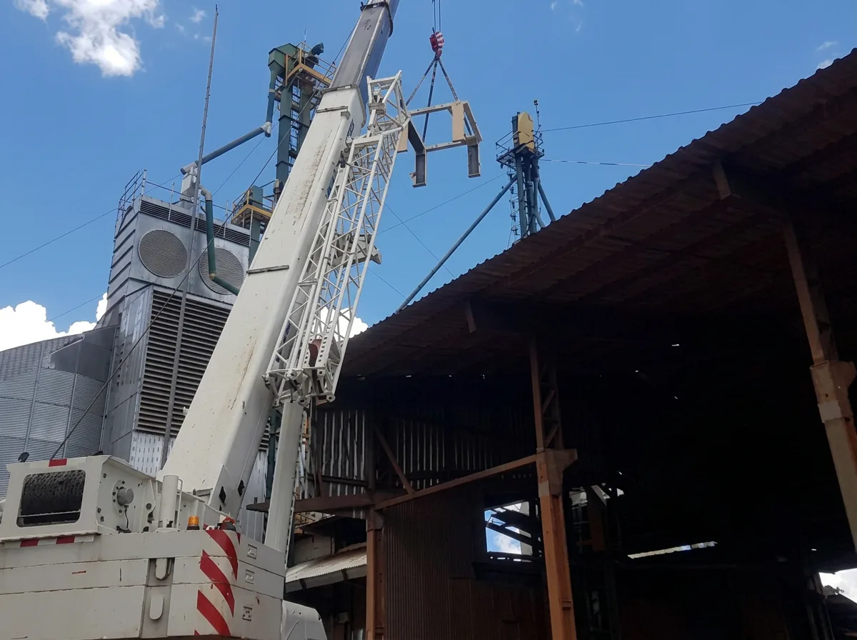 Guindaste içando estrutura metálica durante montagem industrial