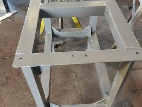 Base estrutural metálica fabricada sob desenho técnico