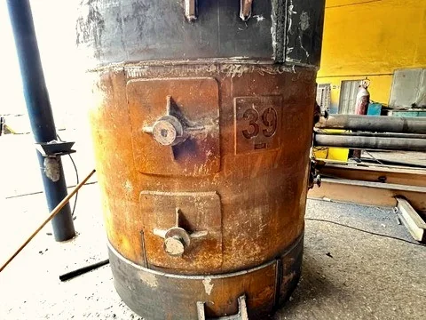 Carcaça industrial em oficina, preparada para reparo