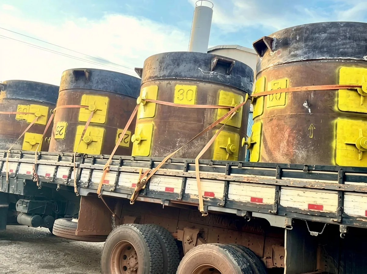 Caminhão carregado com conjuntos metálicos recuperados, preparados para transporte