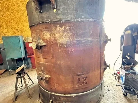 Conjunto metálico com marcações técnicas de montagem visíveis na chapa