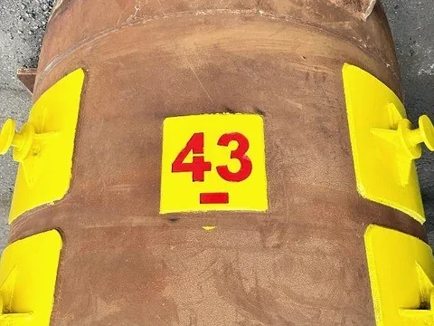Carcaça metálica identificada com o número 43 em recuperação