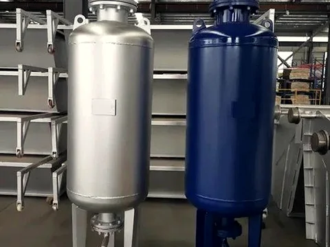 Dois tanques metálicos verticais fabricados em oficina