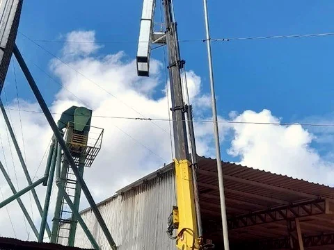 Estrutura metálica elevada montada em obra industrial