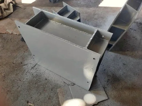Guarda-corpo de máquina fabricado em chapa e perfil metálico